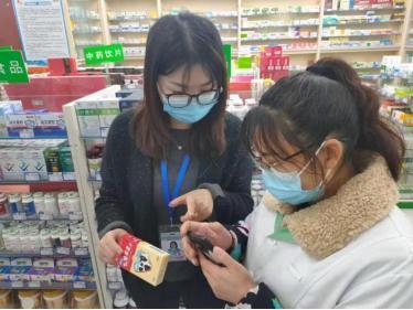 成都芳草街街道市場監管所開展“春雷行動2021”藥械質量安全執法行動 保障醫護人員防護用品零售安全